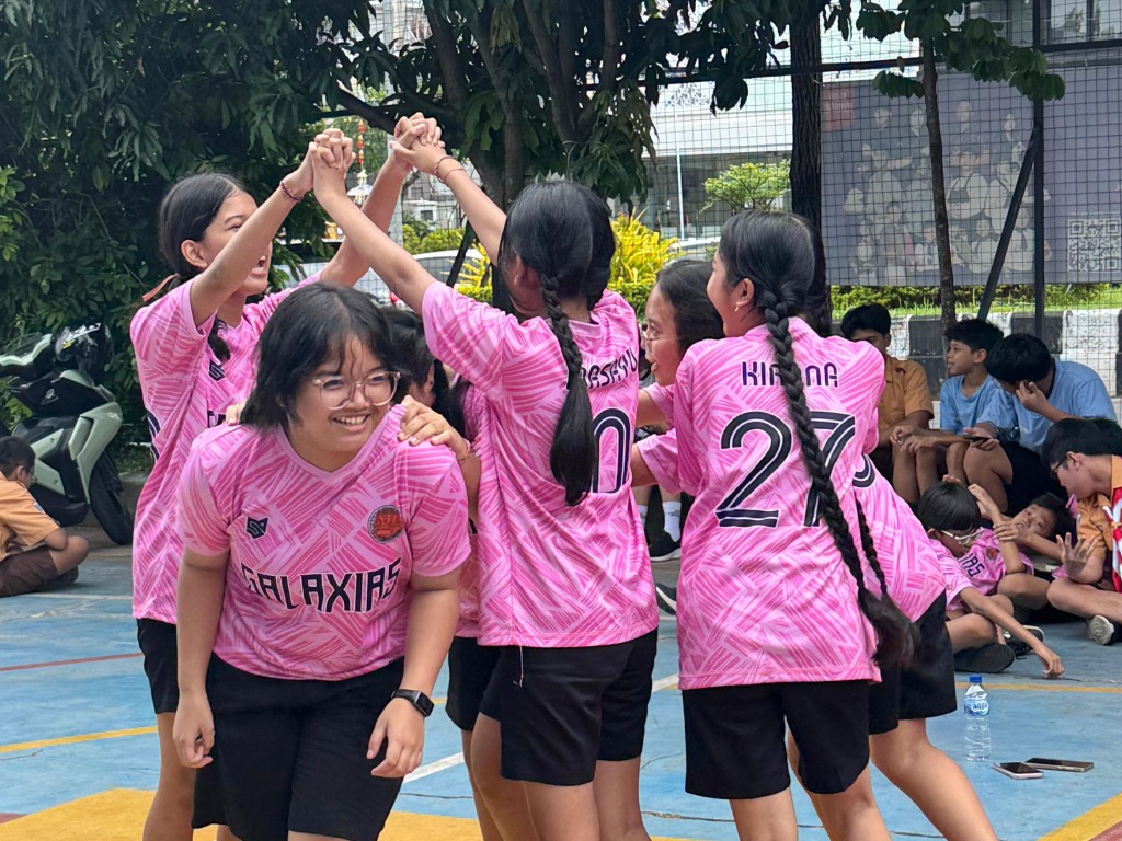 SMP Widiatmika Lestarikan Kearifan Lokal Melalui Pertunjukan Permainan Tradisional Bali