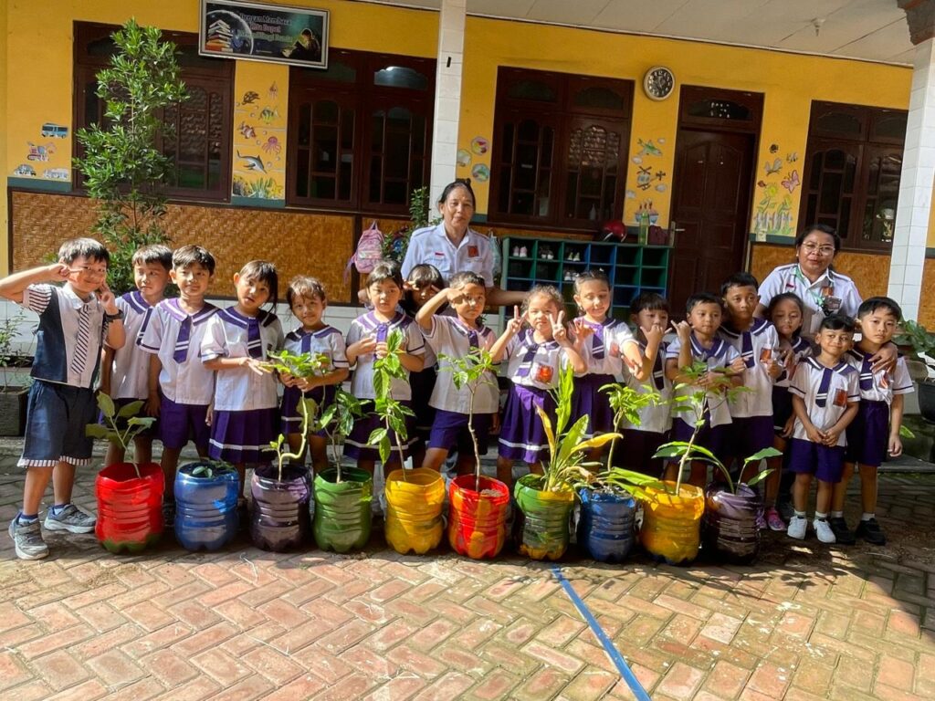 PAUD Widiatmika Tanamkan Kepedulian Lingkungan Melalui Kegiatan Berkebun