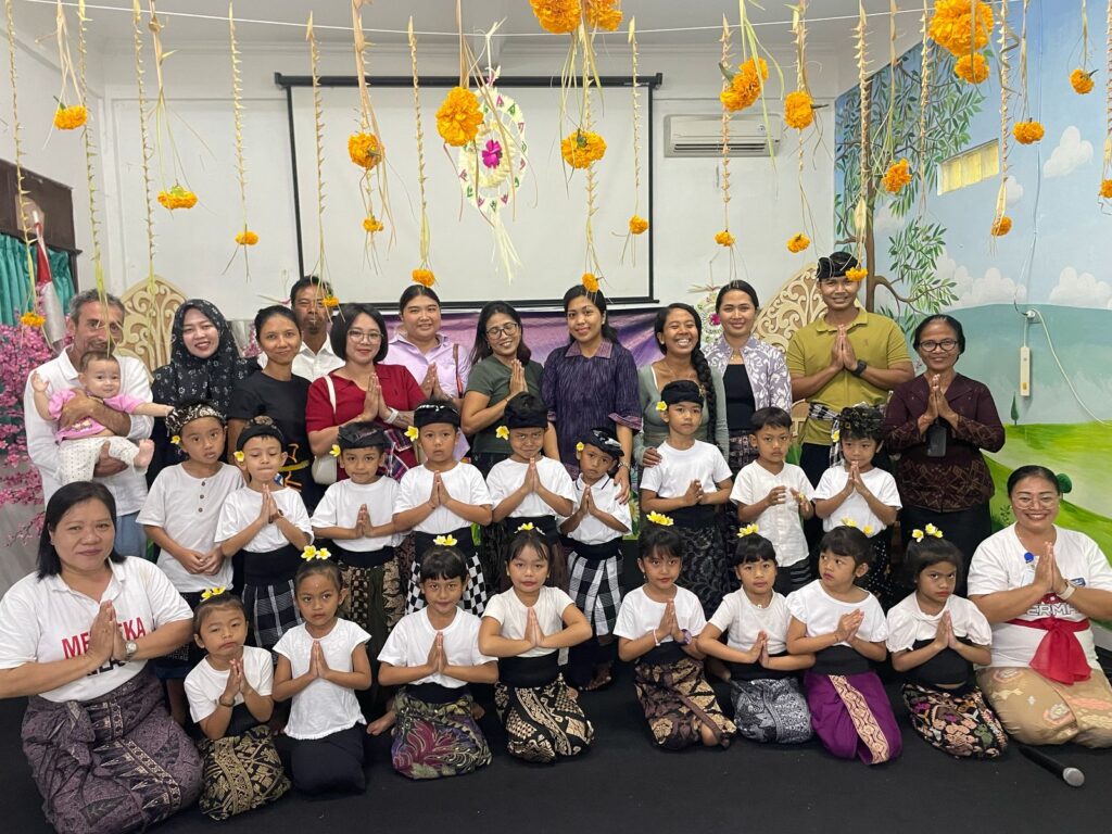 Lagu dan Permainan Tradisional Meriahkan Perayaan Bulan Bahasa Bali di PAUD Widiatmika