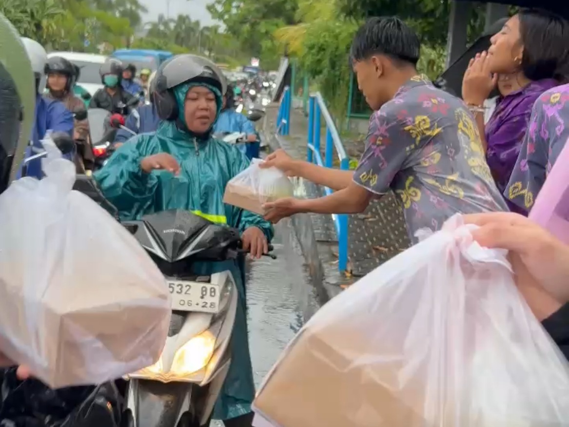 SMA SMK Widiatmika Berbagi Takjil dan Bukber di Bulan Ramadan