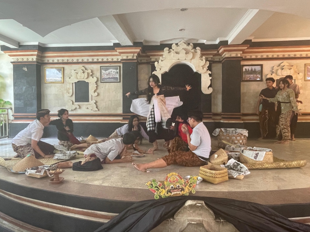 SMP Widiatmika Hidupkan Sastra Bali Lewat Pementasan Drama Tradisional