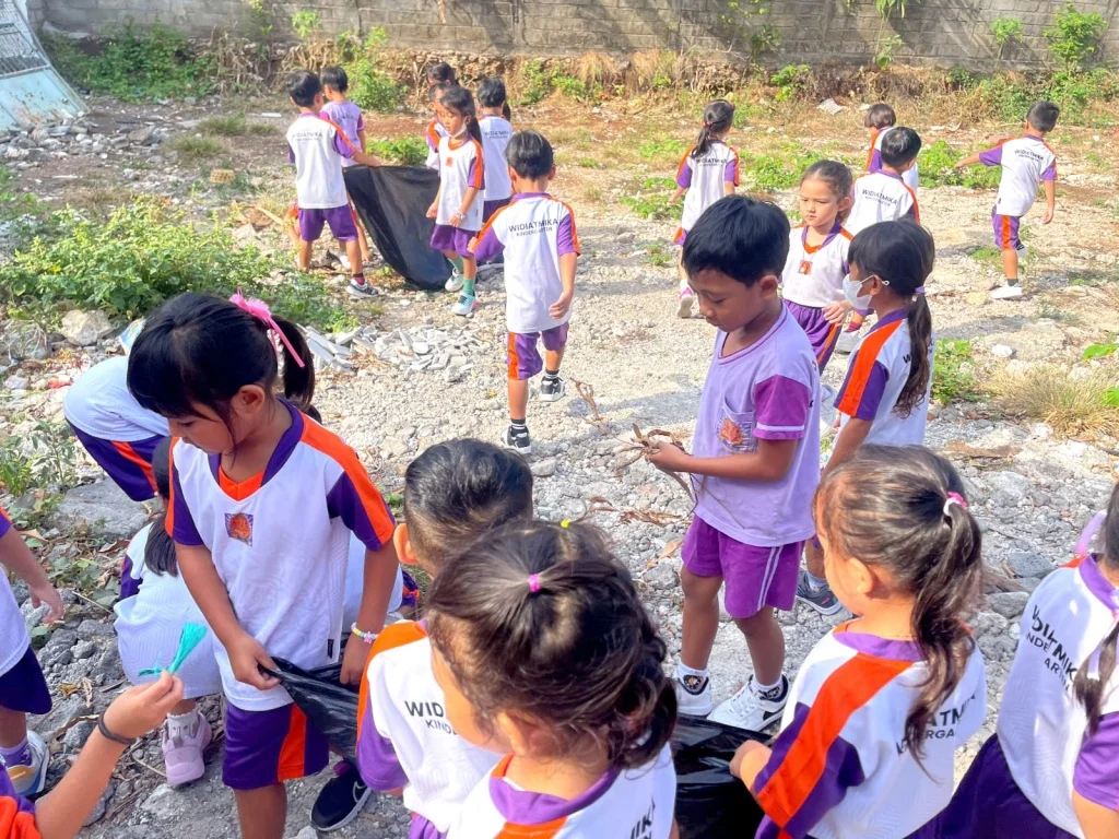 Mendidik Generasi Peduli Lingkungan, TK Widiatmika Konsisten Gelar Jumat Bersih