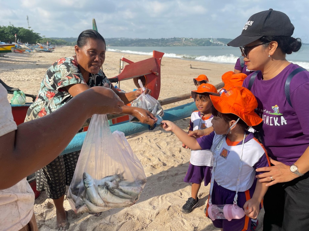 Belajar Seru di Pasar dan Pantai! Siswa KB Widiatmika Jelajahi Kehidupan Nelayan Kedonganan