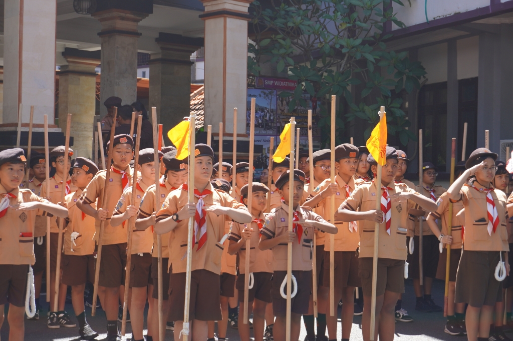 Foto: Siswa kelas VI mengikuti latihan baris berbaris sebagai bagian dari pembinaan Pramuka Penggalang, melatih kedisiplinan, kekompakan, dan kesiapan dalam setiap gerakan.